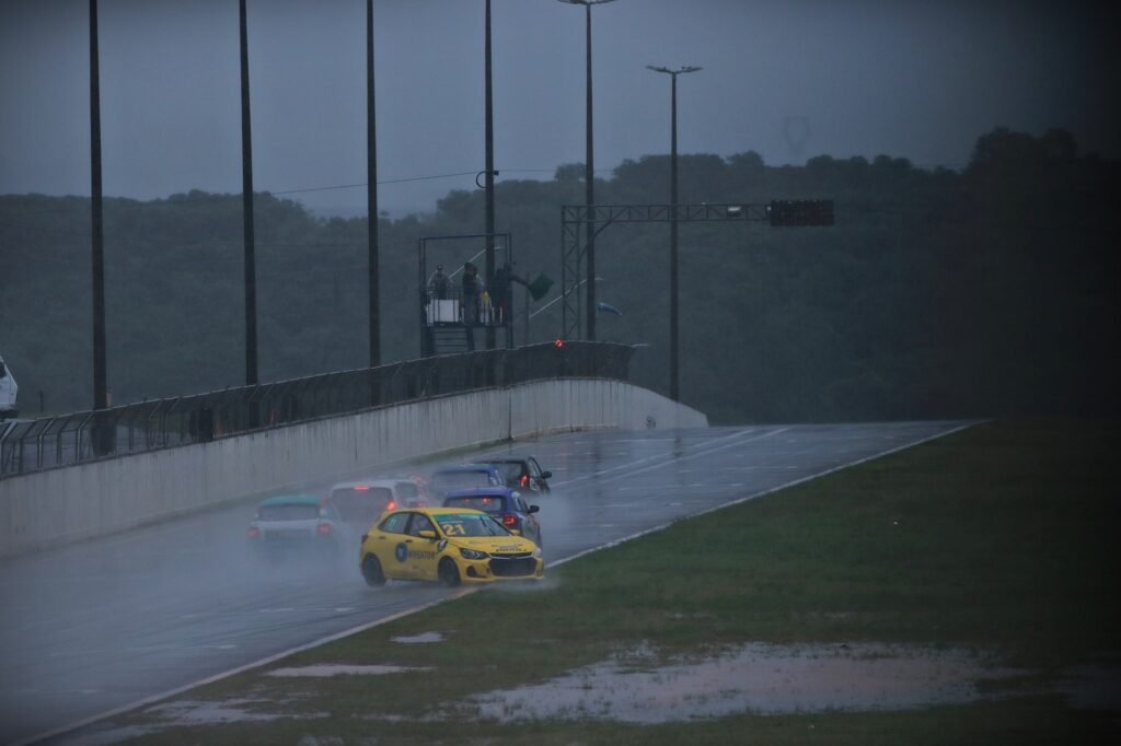 Peter Tubarão teve problemas na largada e rodou após a saída do Safety Car