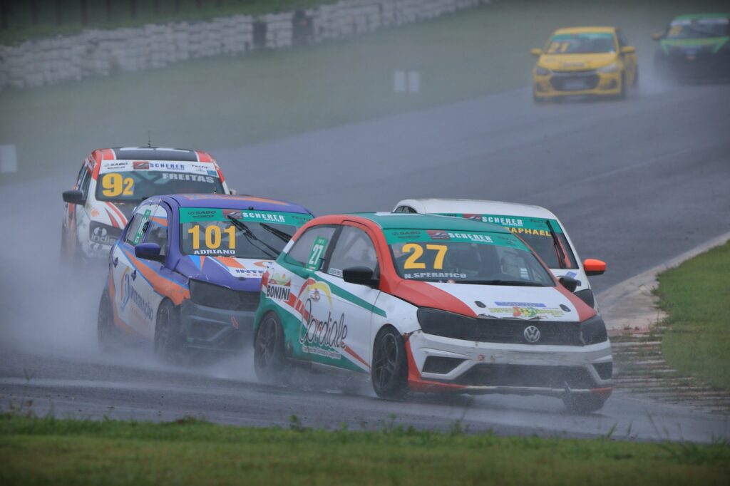 Natan Sperafico, Adriano Barbosa e Raphael Futsuki brigam pela liderança da MBR Cup A em Cascavel.